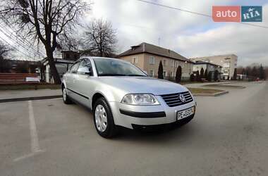 Седан Volkswagen Passat 2004 в Звягелі