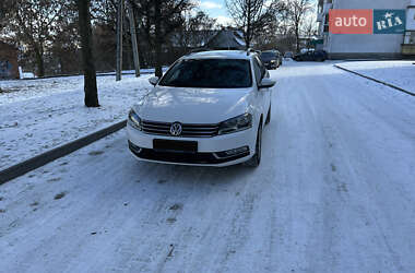 Універсал Volkswagen Passat 2012 в Звягелі