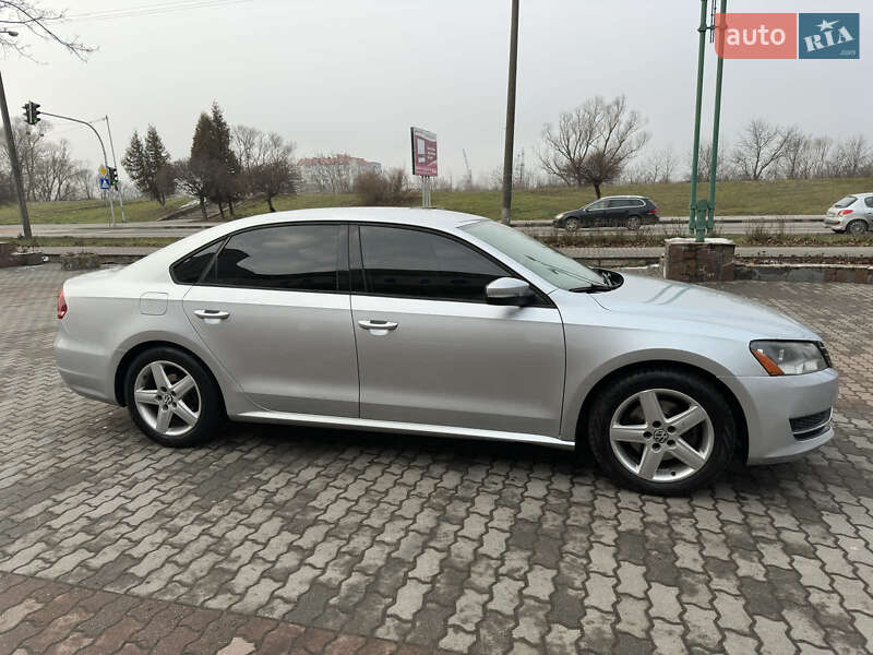 Седан Volkswagen Passat 2012 в Ивано-Франковске