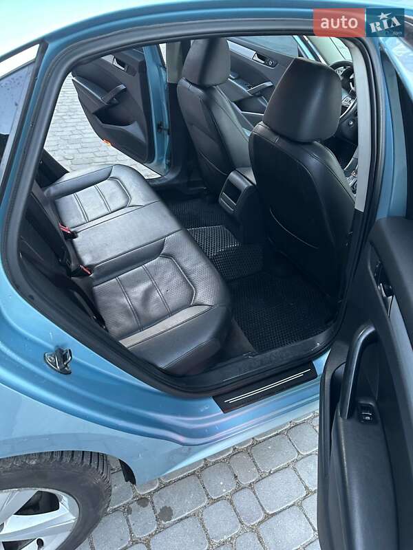 Седан Volkswagen Passat 2012 в Ивано-Франковске