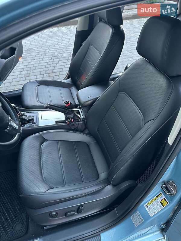 Седан Volkswagen Passat 2012 в Ивано-Франковске