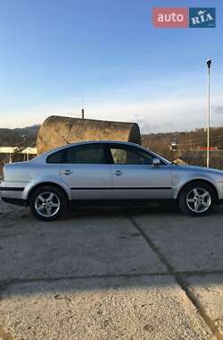 Седан Volkswagen Passat 2001 в Хотині