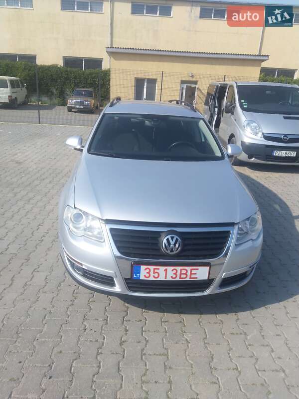 Універсал Volkswagen Passat 2010 в Чернівцях