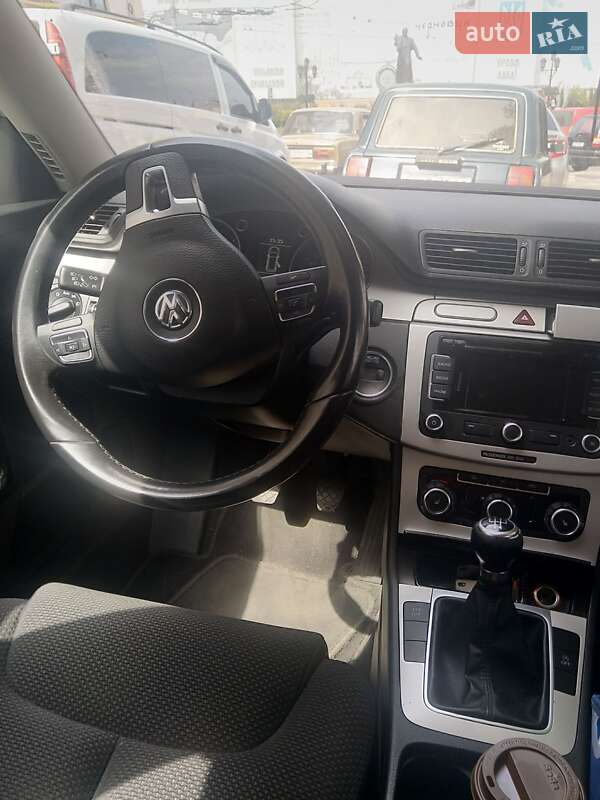 Універсал Volkswagen Passat 2010 в Чернівцях