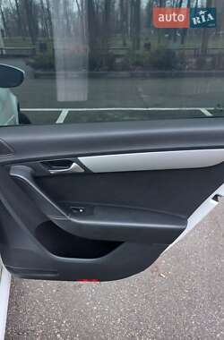 Універсал Volkswagen Passat 2012 в 