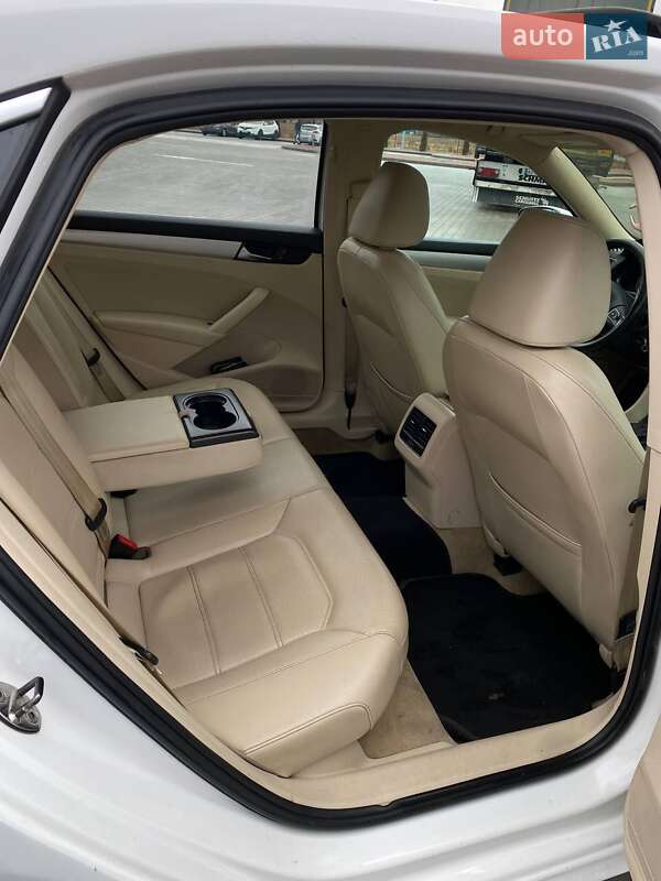 Седан Volkswagen Passat 2012 в Стрые