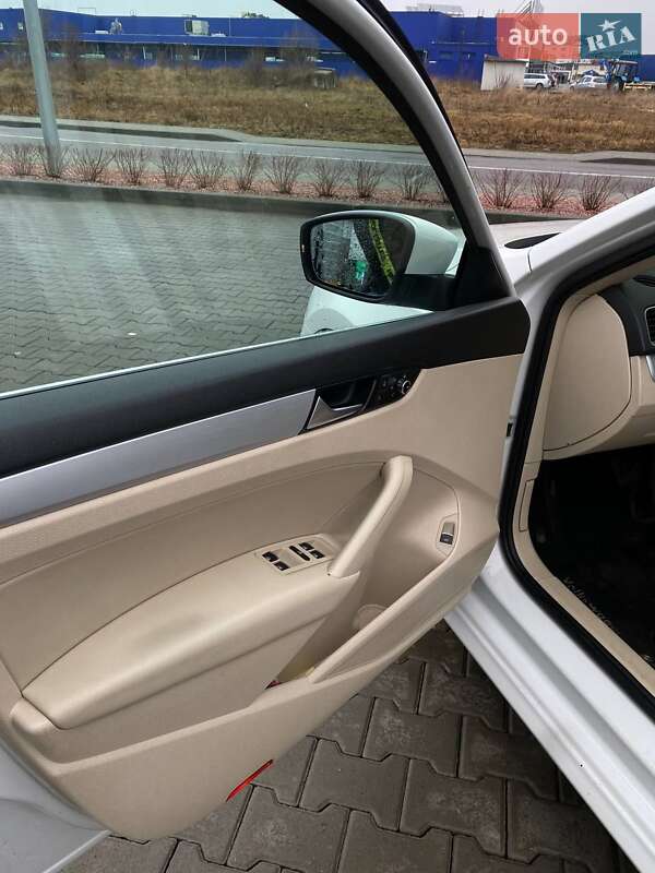 Седан Volkswagen Passat 2012 в Стрые