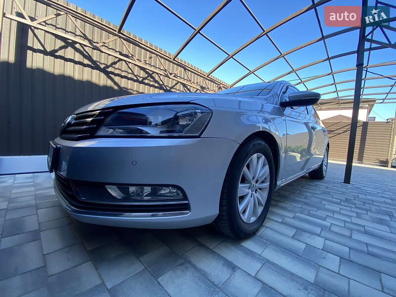 Седан Volkswagen Passat 2012 в Ужгороде