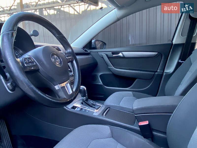Седан Volkswagen Passat 2012 в Ужгороде