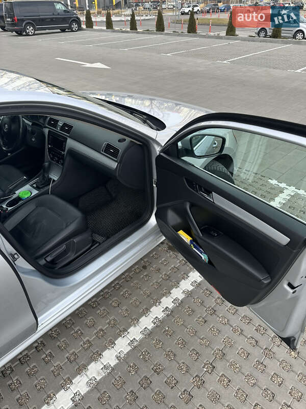 Седан Volkswagen Passat 2012 в Киеве