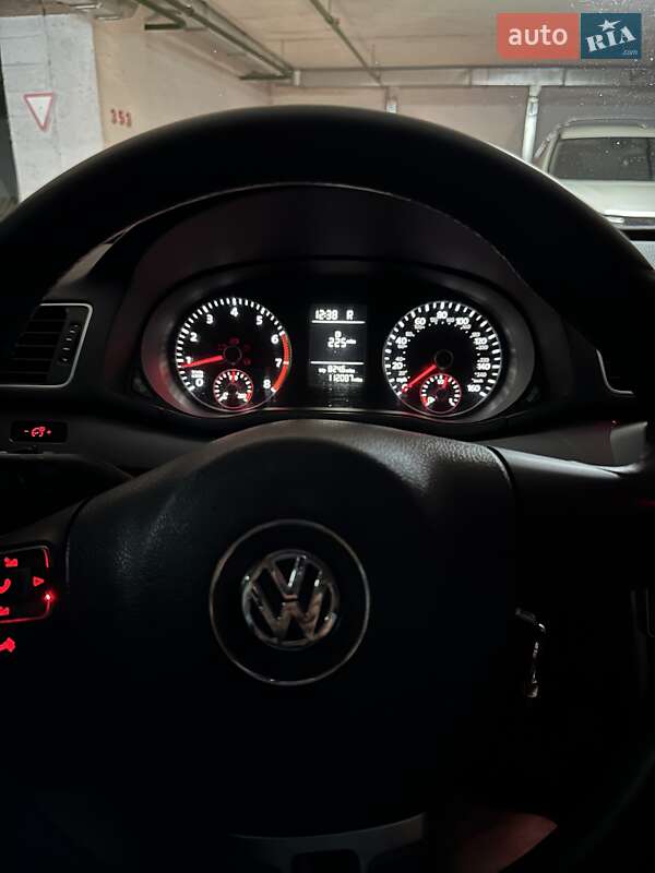 Седан Volkswagen Passat 2014 в Киеве