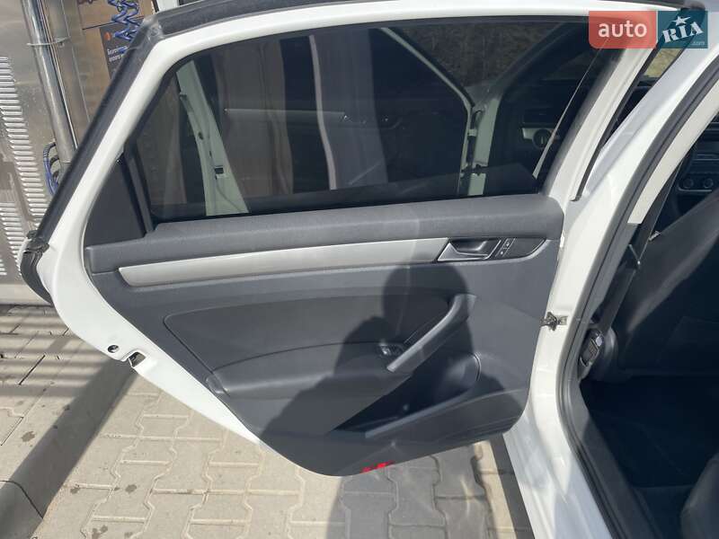Седан Volkswagen Passat 2014 в Львове