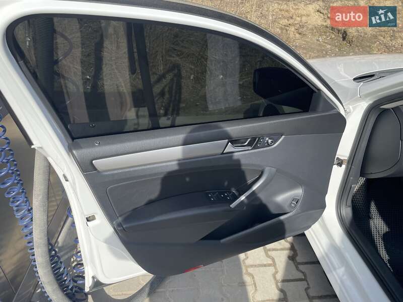 Седан Volkswagen Passat 2014 в Львове