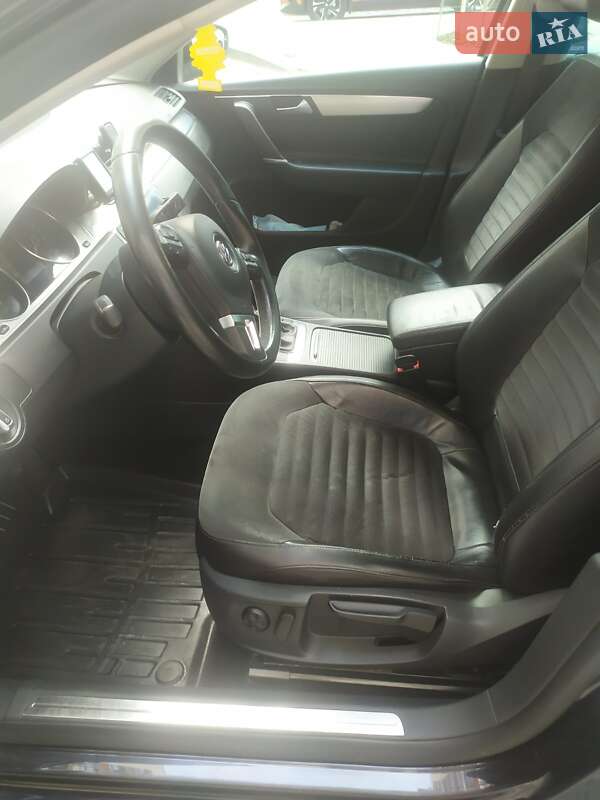 Універсал Volkswagen Passat 2011 в Івано-Франківську