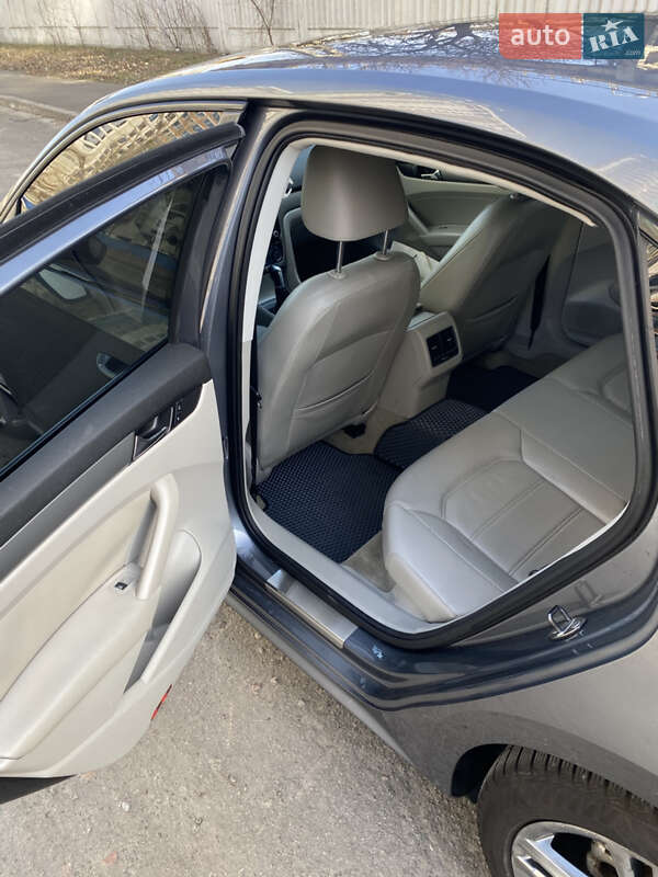 Седан Volkswagen Passat 2013 в Киеве