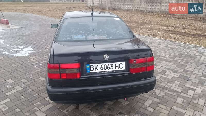 Седан Volkswagen Passat 1996 в Корце