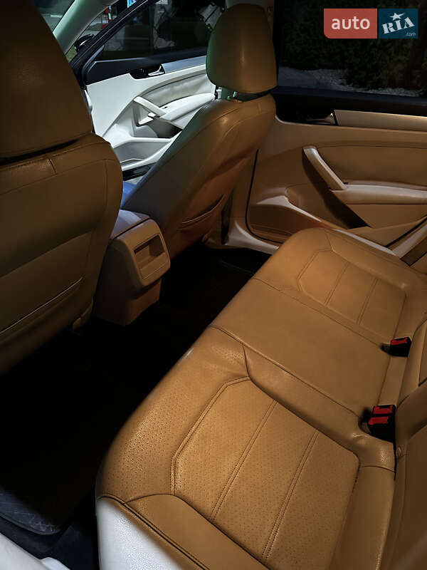 Седан Volkswagen Passat 2012 в Києві