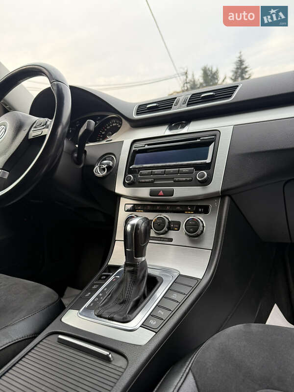 Універсал Volkswagen Passat 2012 в Тячеві