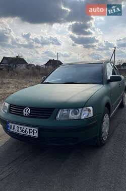 Седан Volkswagen Passat 1998 в Сарнах