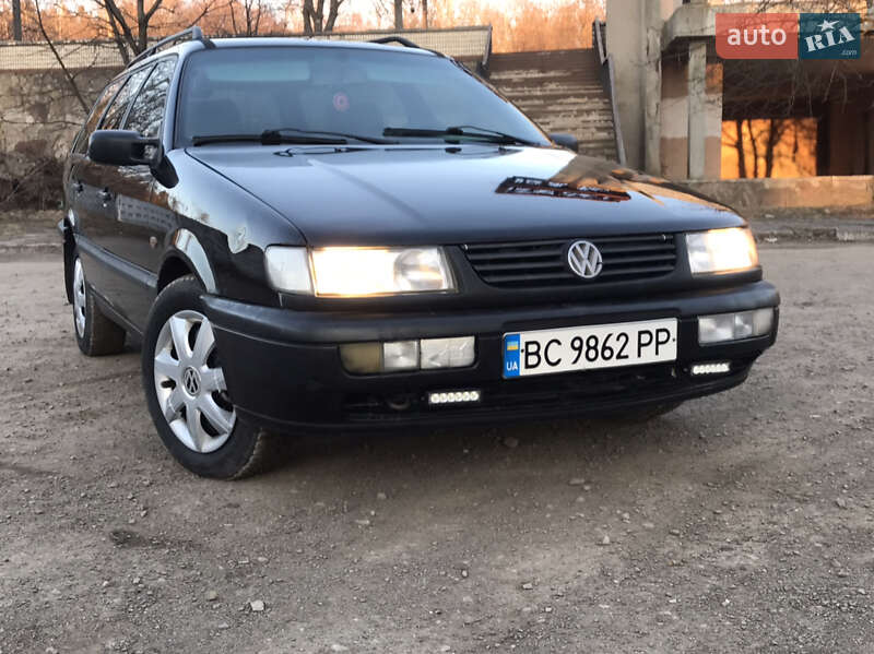 Універсал Volkswagen Passat 1995 в Новояворівську