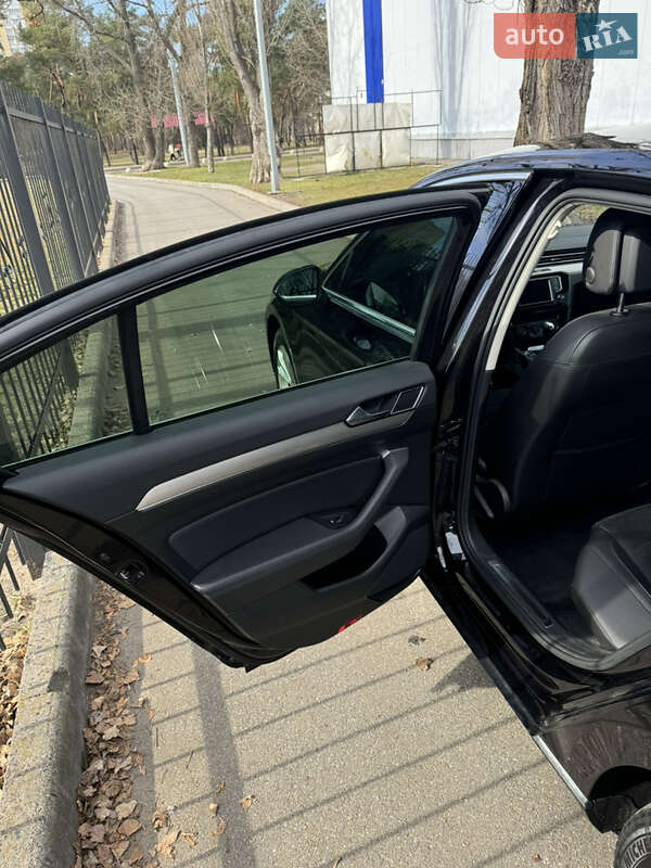 Седан Volkswagen Passat 2017 в Киеве