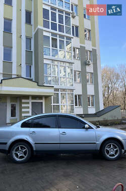 Седан Volkswagen Passat 2001 в Ромнах