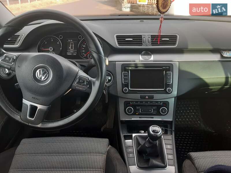 Универсал Volkswagen Passat 2011 в Ровно