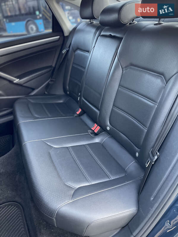Седан Volkswagen Passat 2017 в Виннице