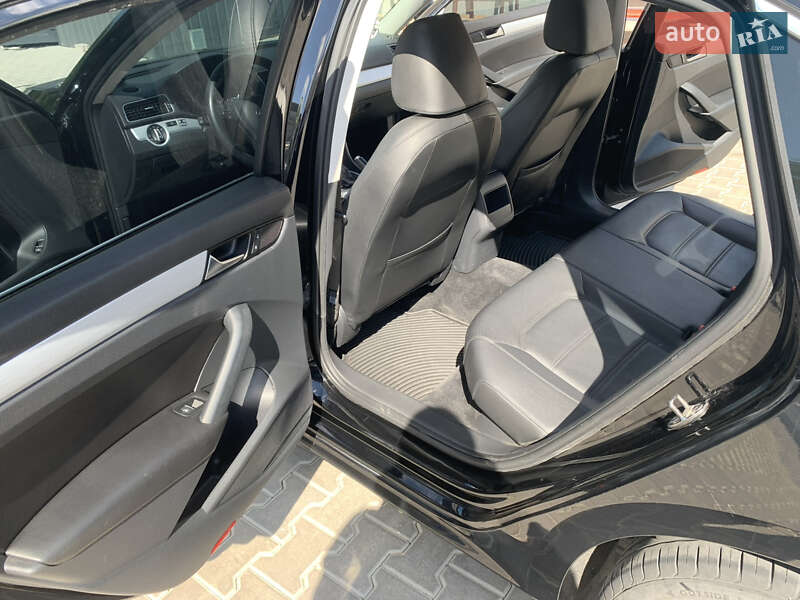 Седан Volkswagen Passat 2012 в Ровно