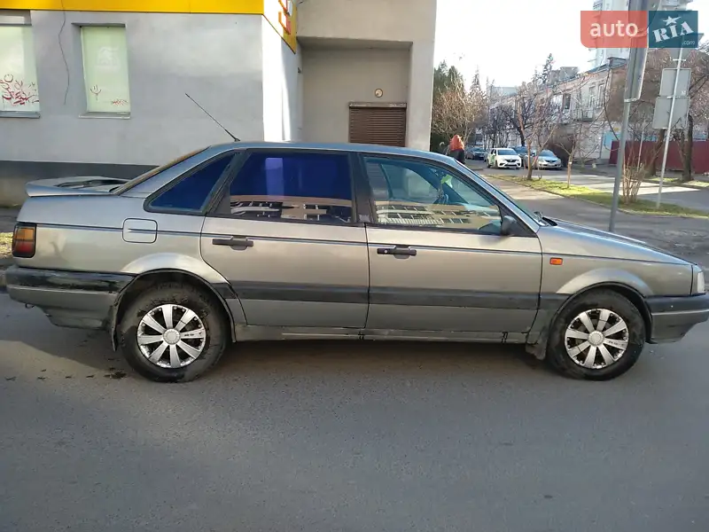 Седан Volkswagen Passat 1993 в 