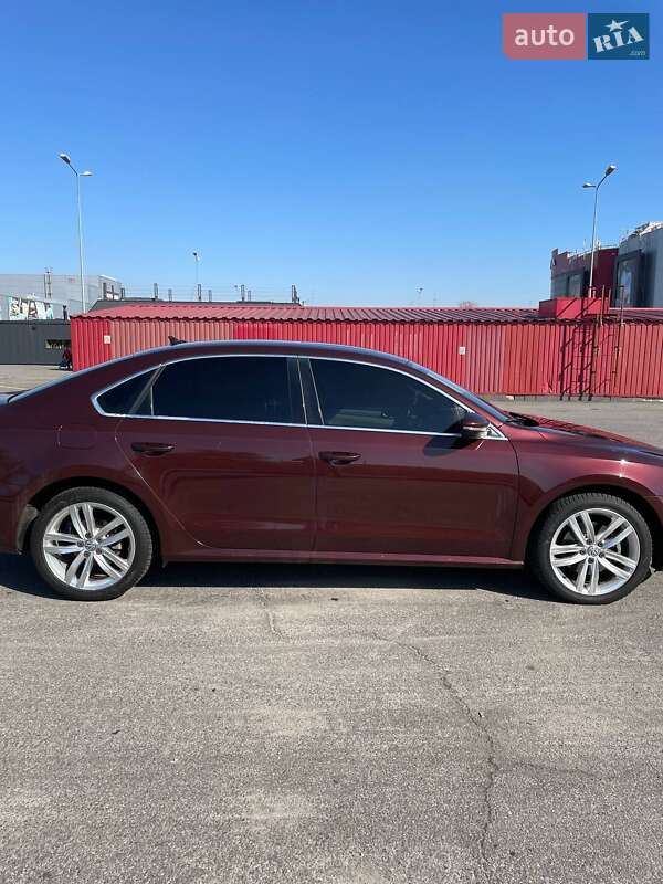 Седан Volkswagen Passat 2012 в Києві