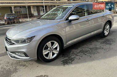 Седан Volkswagen Passat 2022 в 