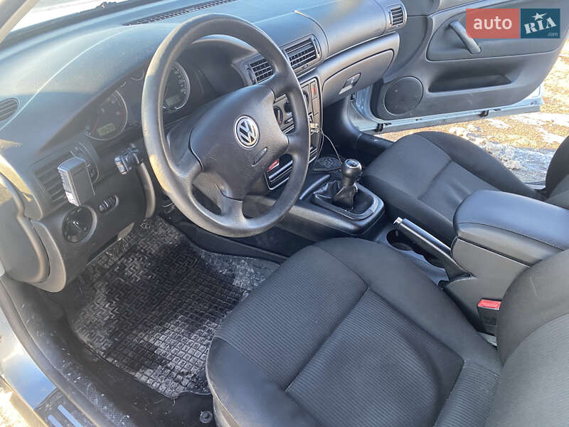 Седан Volkswagen Passat 2002 в Глухове