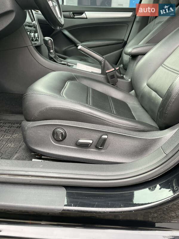 Седан Volkswagen Passat 2012 в Черновцах