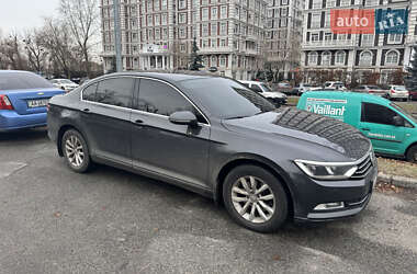 Седан Volkswagen Passat 2018 в Киеве