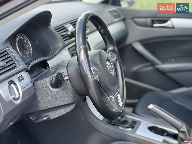 Седан Volkswagen Passat 2012 в Києві