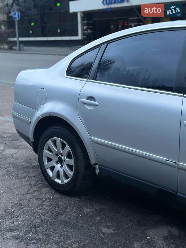 Седан Volkswagen Passat 2004 в Киеве