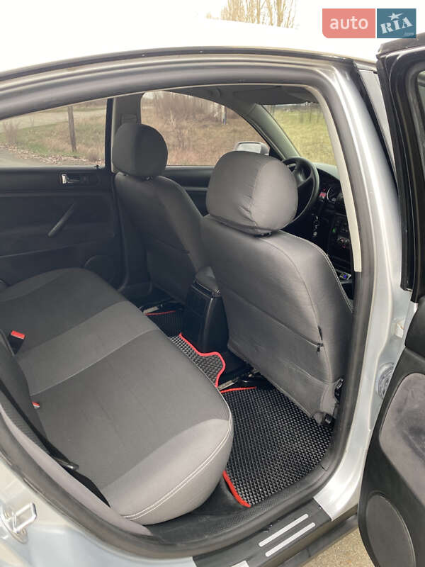 Седан Volkswagen Passat 2001 в Житомирі