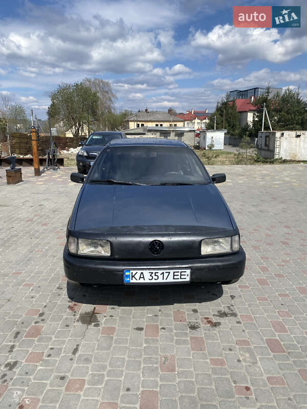 Седан Volkswagen Passat 1988 в Городке