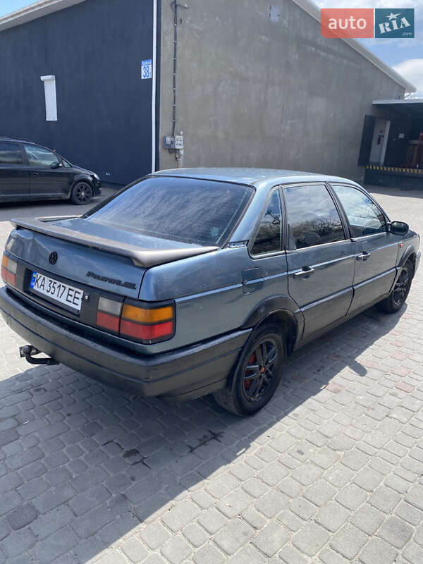 Седан Volkswagen Passat 1988 в Городке