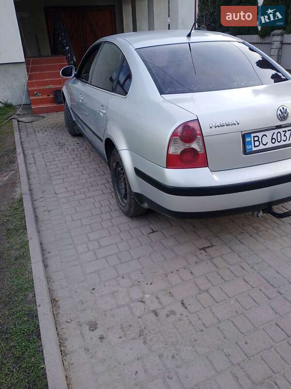 Седан Volkswagen Passat 2004 в Жовкве