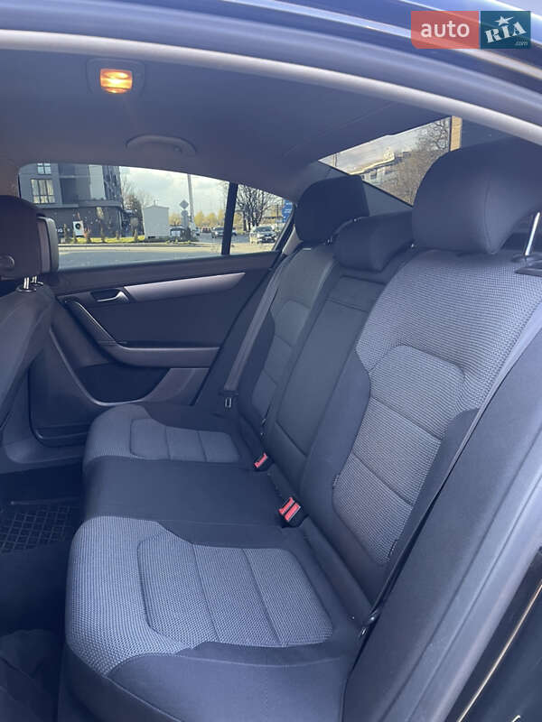 Седан Volkswagen Passat 2011 в Ужгороді