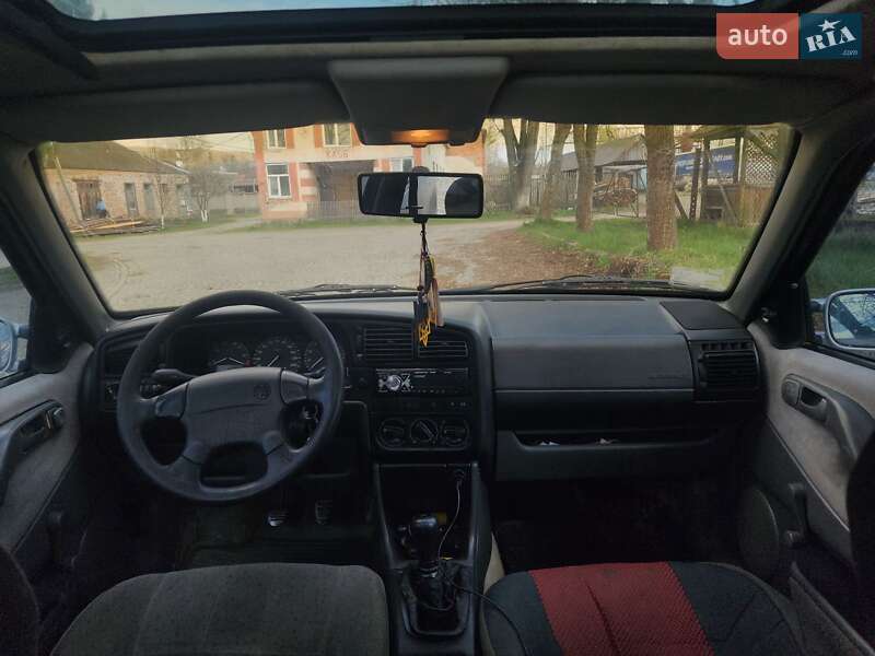 Седан Volkswagen Passat 1995 в Тячеві