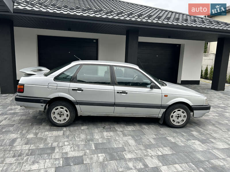 Седан Volkswagen Passat 1988 в Рівному