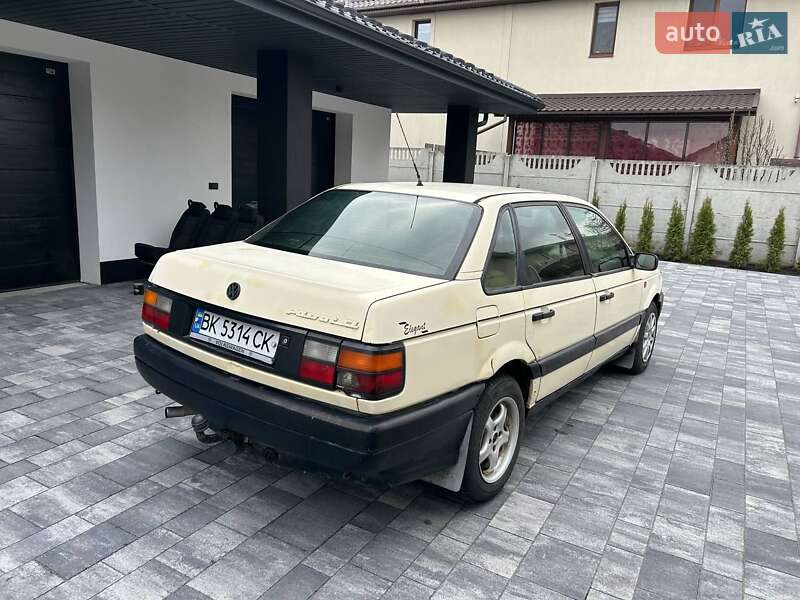 Седан Volkswagen Passat 1990 в Ровно