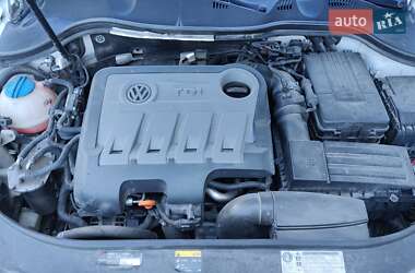 Універсал Volkswagen Passat 2013 в 