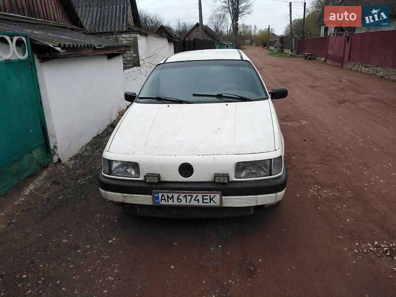 Универсал Volkswagen Passat 1992 в 