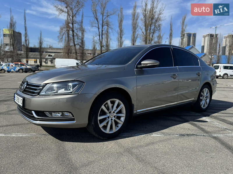 Седан Volkswagen Passat 2013 в Киеве