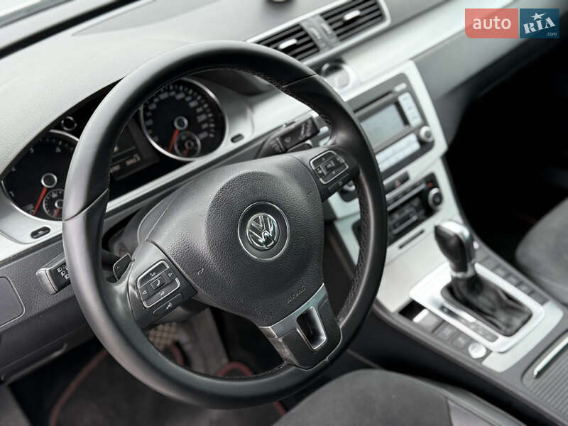 Универсал Volkswagen Passat 2011 в Староконстантинове