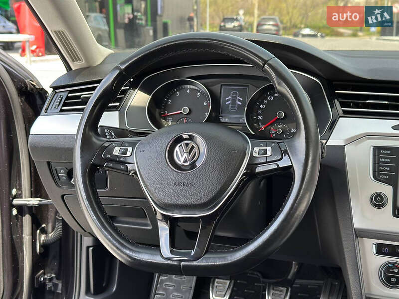Седан Volkswagen Passat 2015 в Днепре